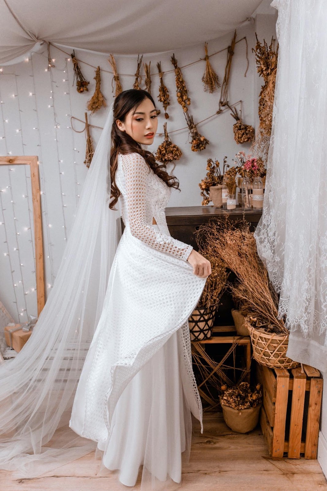 Áo dài cưới trắng Tầm Xuân với phom dáng suôn dài, chi tiết ren hoa văn và cổ chữ A thanh thoát