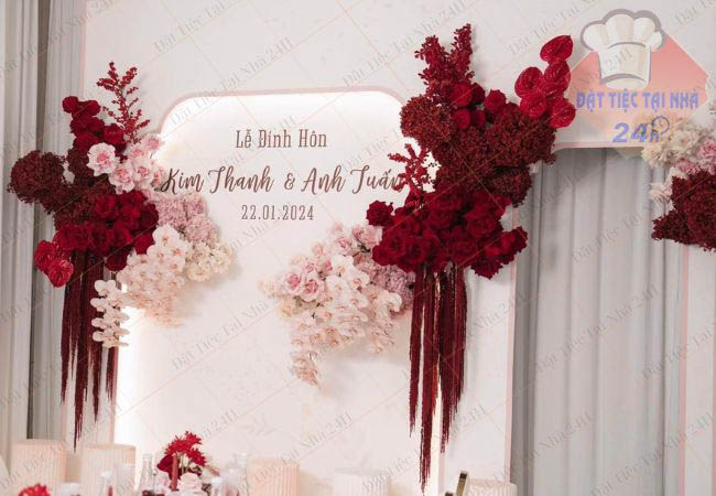 Mẫu trang trí tiệc cưới tone đỏ truyền thống
