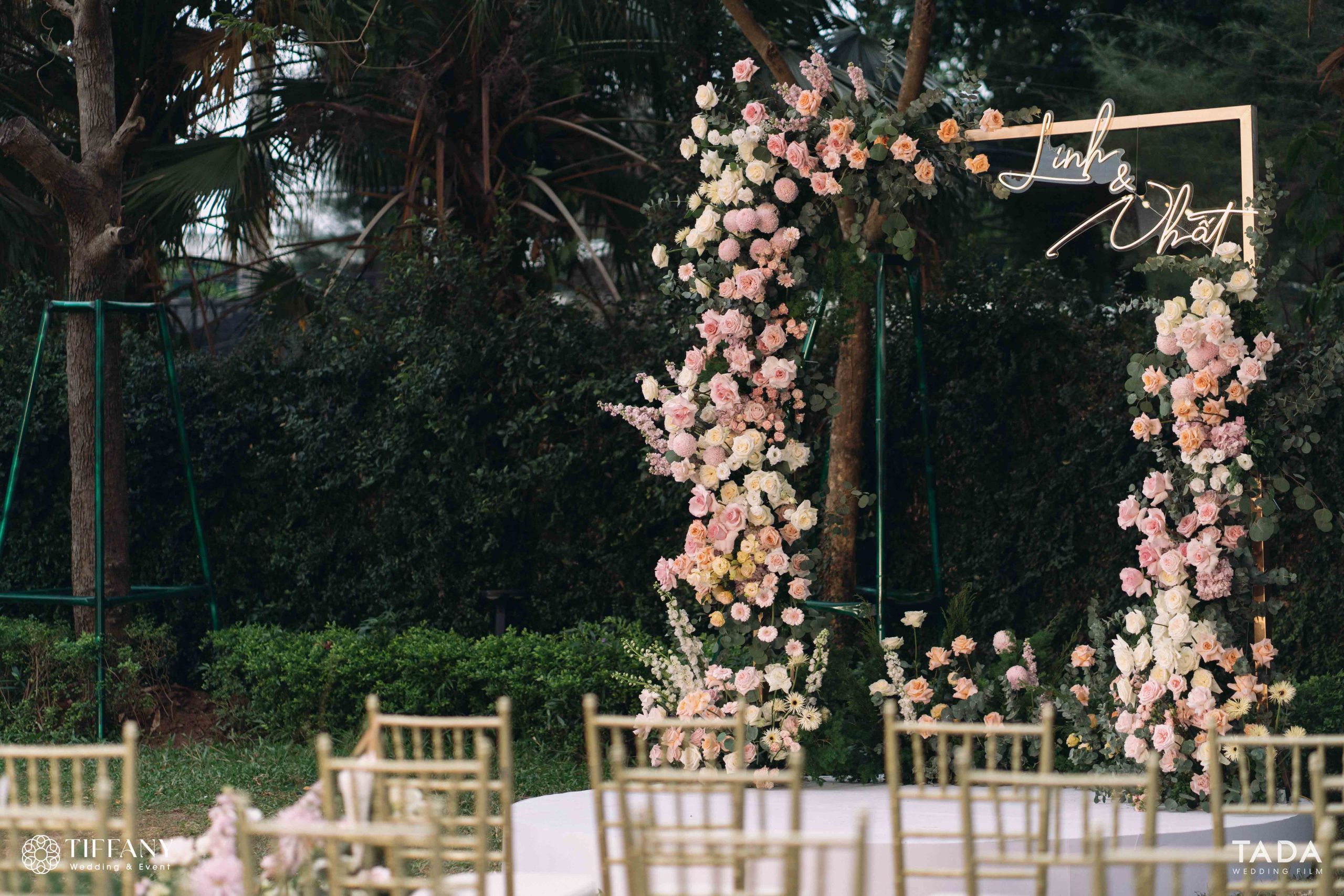 Sân khấu hôn lễ được trang trí truyền cảm hứng