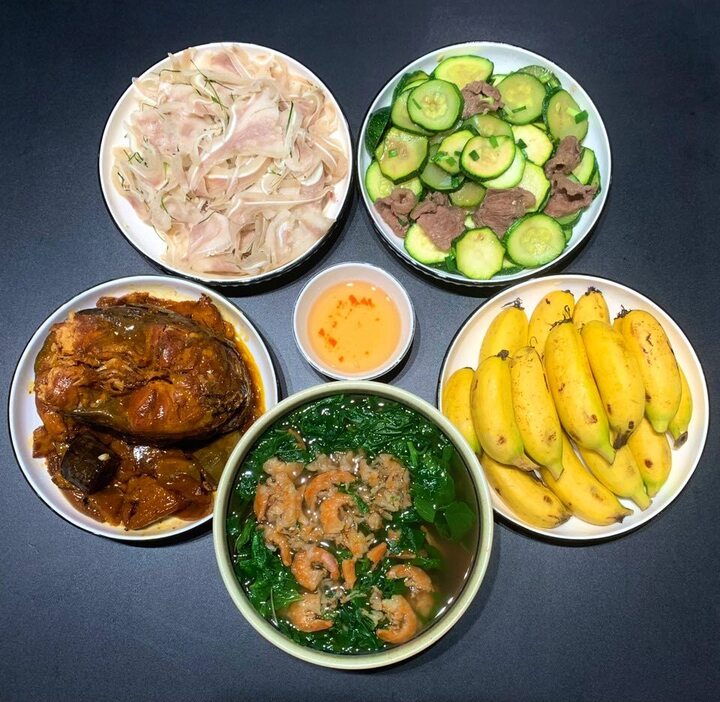 Mâm cơm cuối tuần đầy đặn với nhiều món phong phú