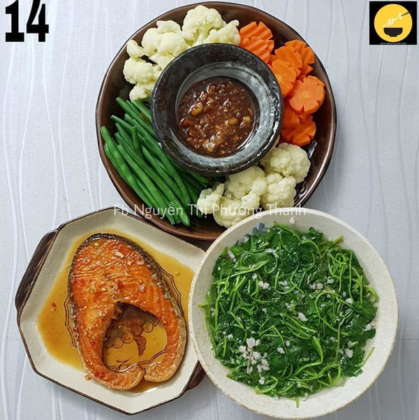 Bữa cơm gia đình Việt có canh, món mặn và rau