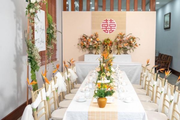 Đặt hoa đúng chỗ để tối đa hóa vẻ đẹp và hiệu ứng thị giác của không gian tiệc