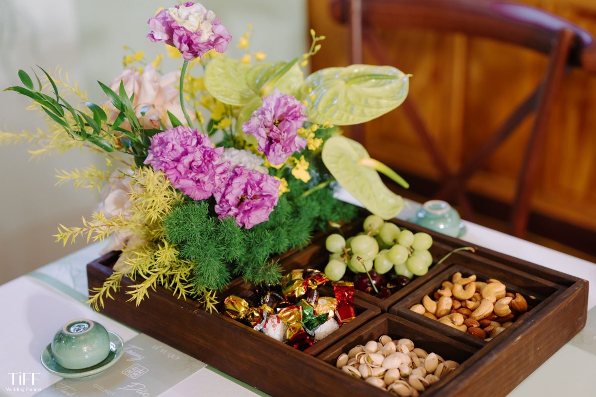 Hoa tươi trên bàn họ