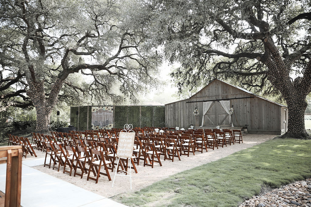 Không gian tiệc cưới ngoài trời rộng rãi với ánh sáng tự nhiên