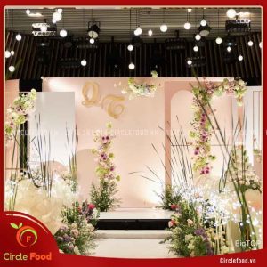 Sảnh tiệc cưới phong cách Rustic với gỗ và hoa thiên nhiên