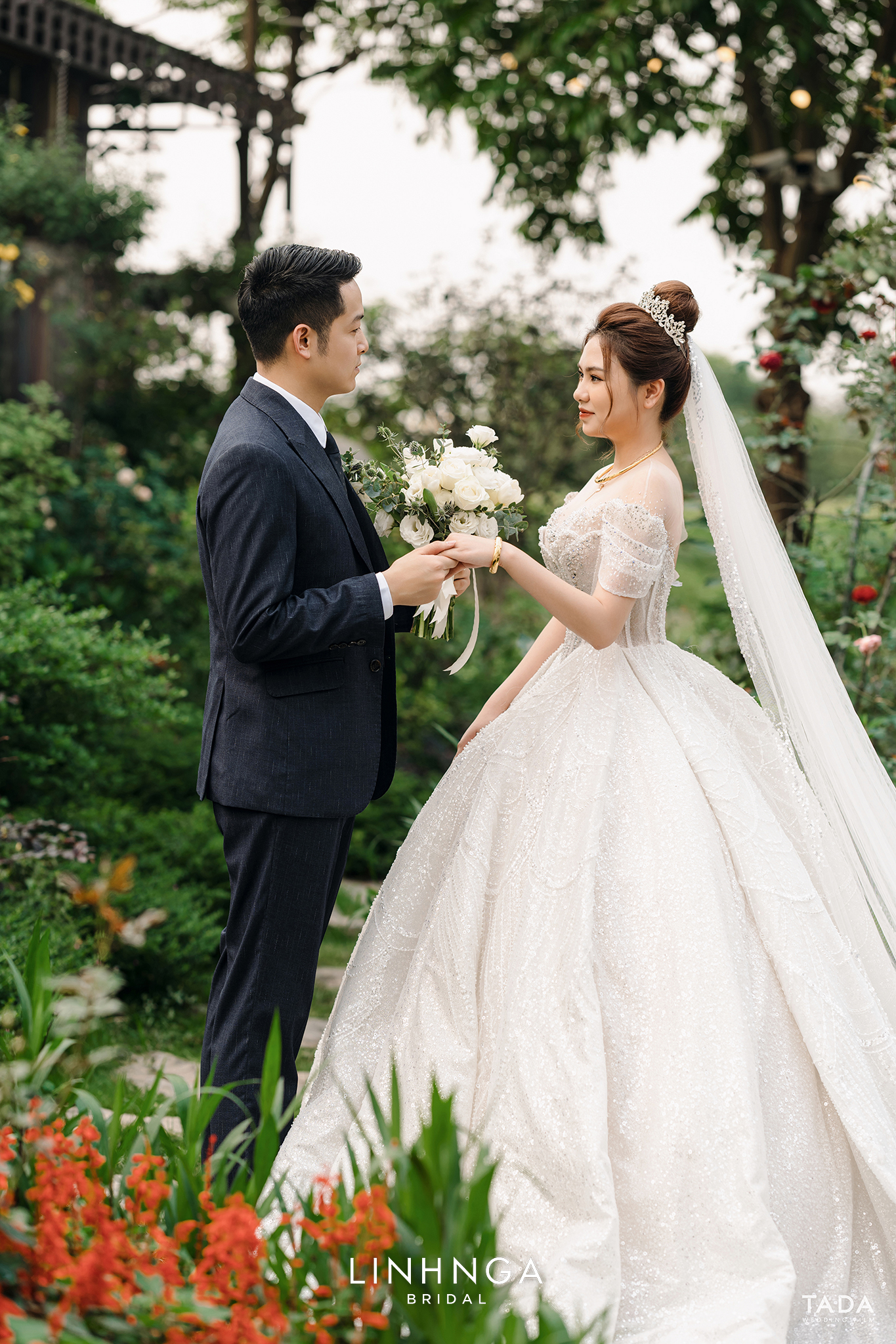 THIẾT KẾ VÁY CƯỚI TỪ XA – DỊCH VỤ ĐẶC BIỆT TẠI LINH NGA BRIDAL