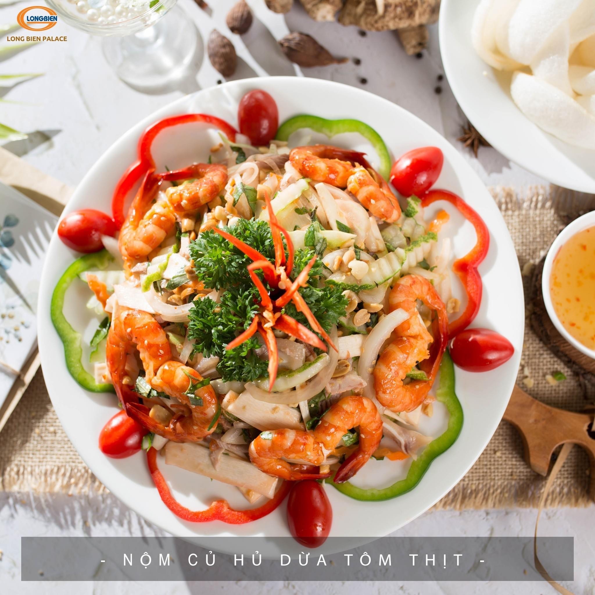 Gỏi hải sản trình bày đẹp mắt
