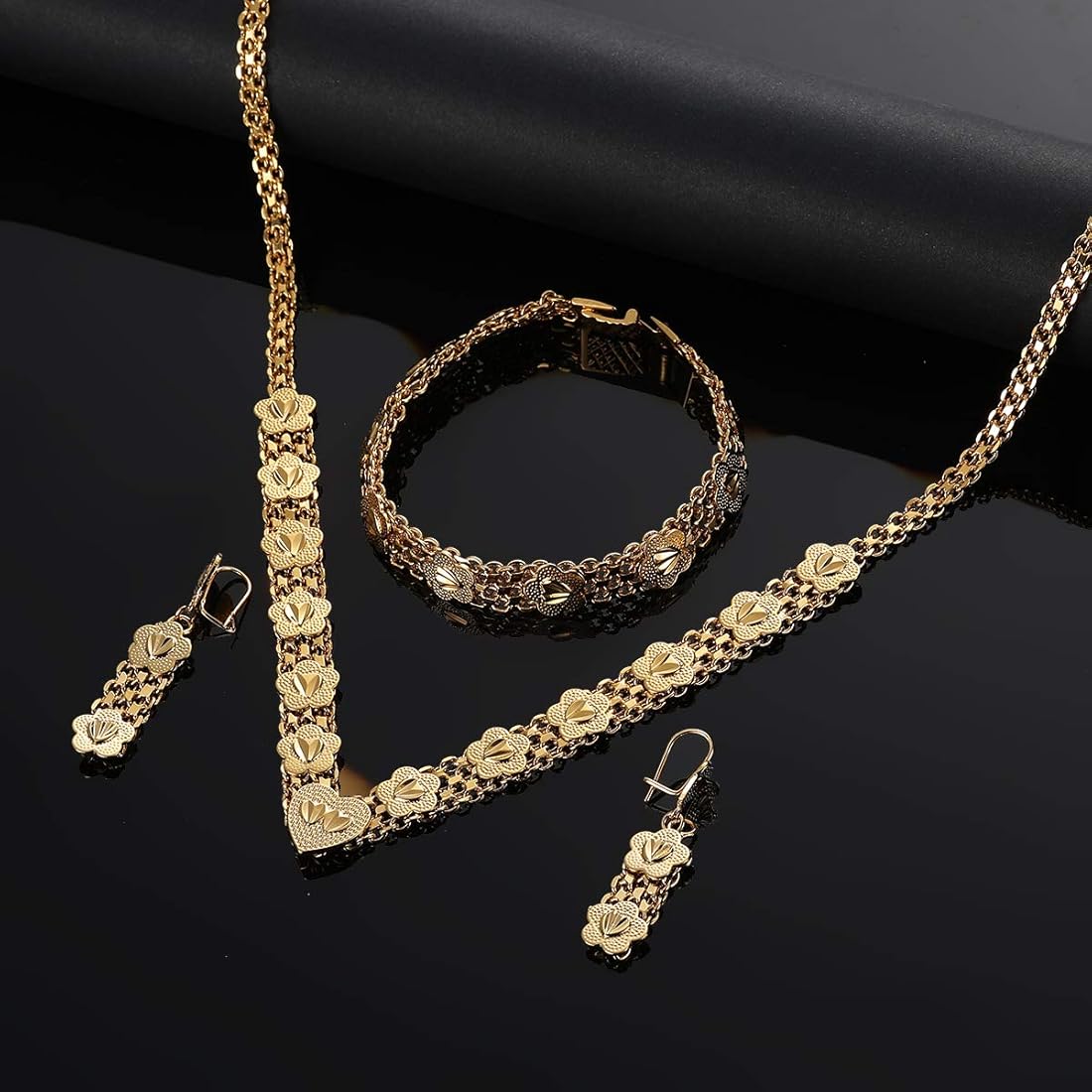 Ảnh vương miện, dây chuyền ngọc trai, hoa tai kim cương hoặc trang sức bạc