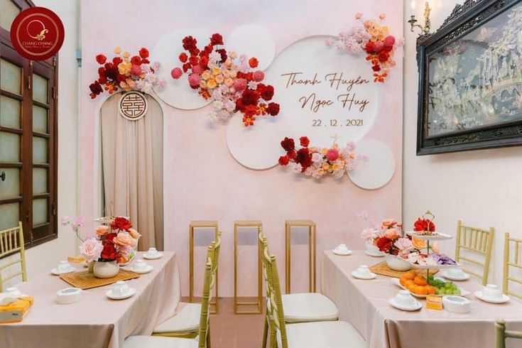 Bàn tiệc cưới được sắp xếp gọn gàng