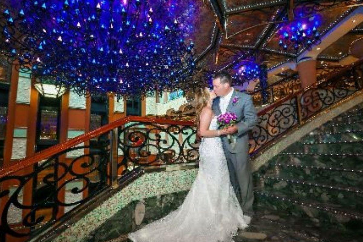 Trang trí phong cách lễ hội với bánh xe ferris và đèn lồng