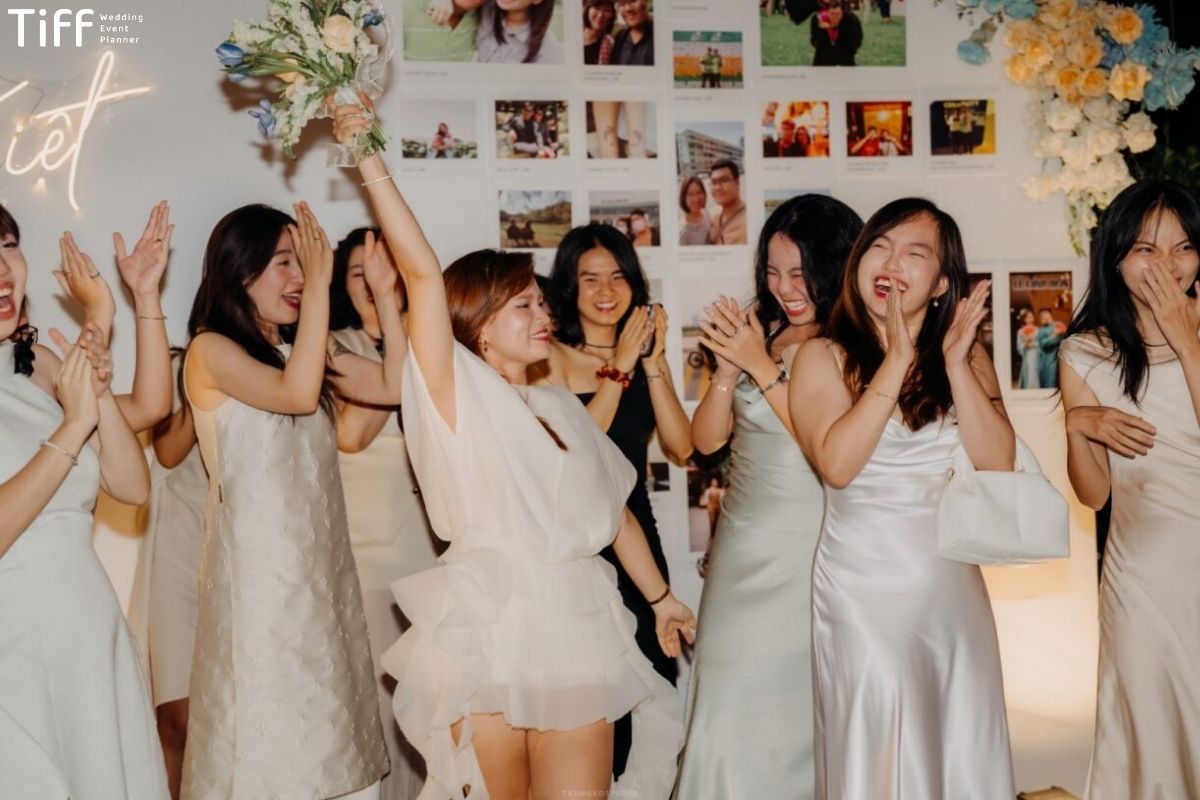 Cả nhóm thoải mái ca hát với những ca khúc đầy kỷ niệm