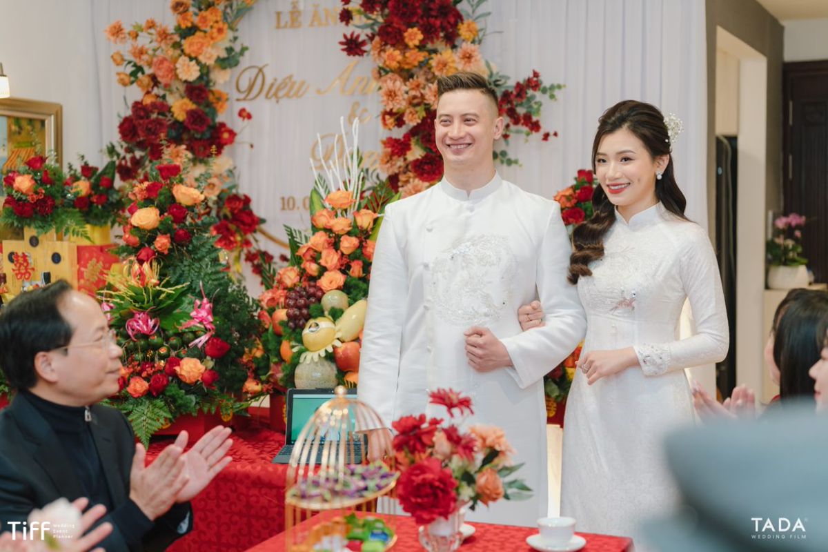 Áo dài trắng mang đến vẻ đẹp thuần khiết, tinh tế với những chi tiết thêu tay tỉ mỉ