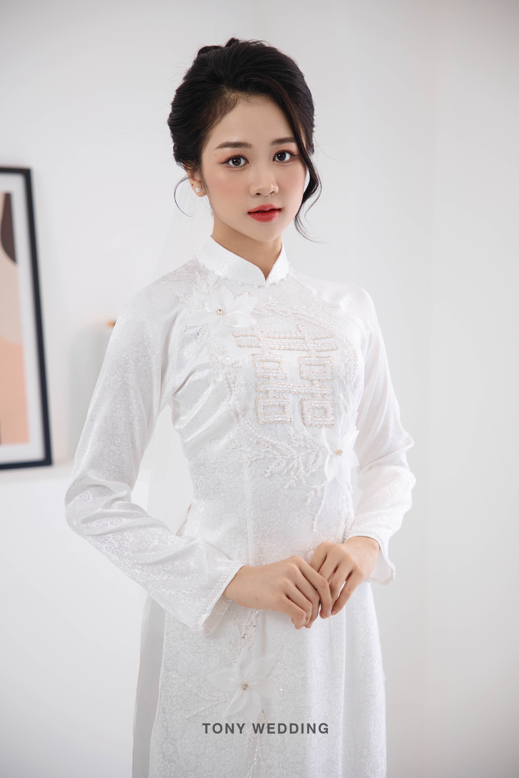 Áo dài cưới cô dâu kết cườm trắng