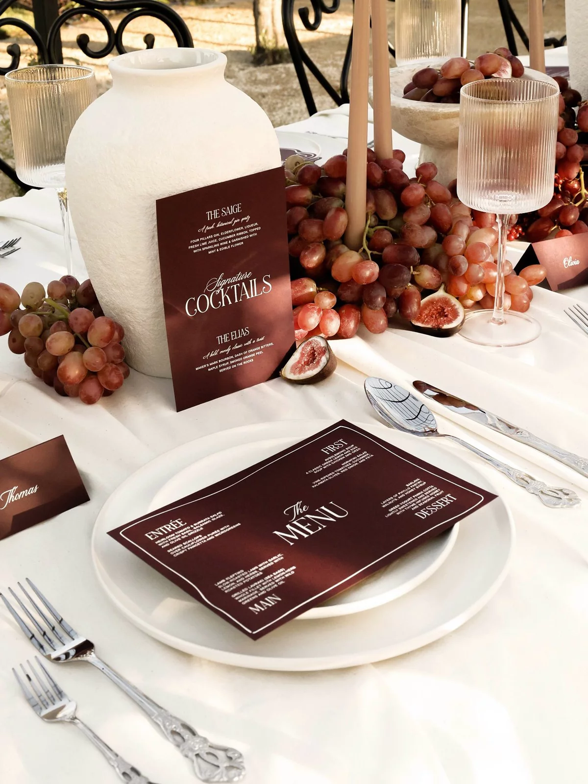 Menu tiệc cưới được trình bày sang trọng
