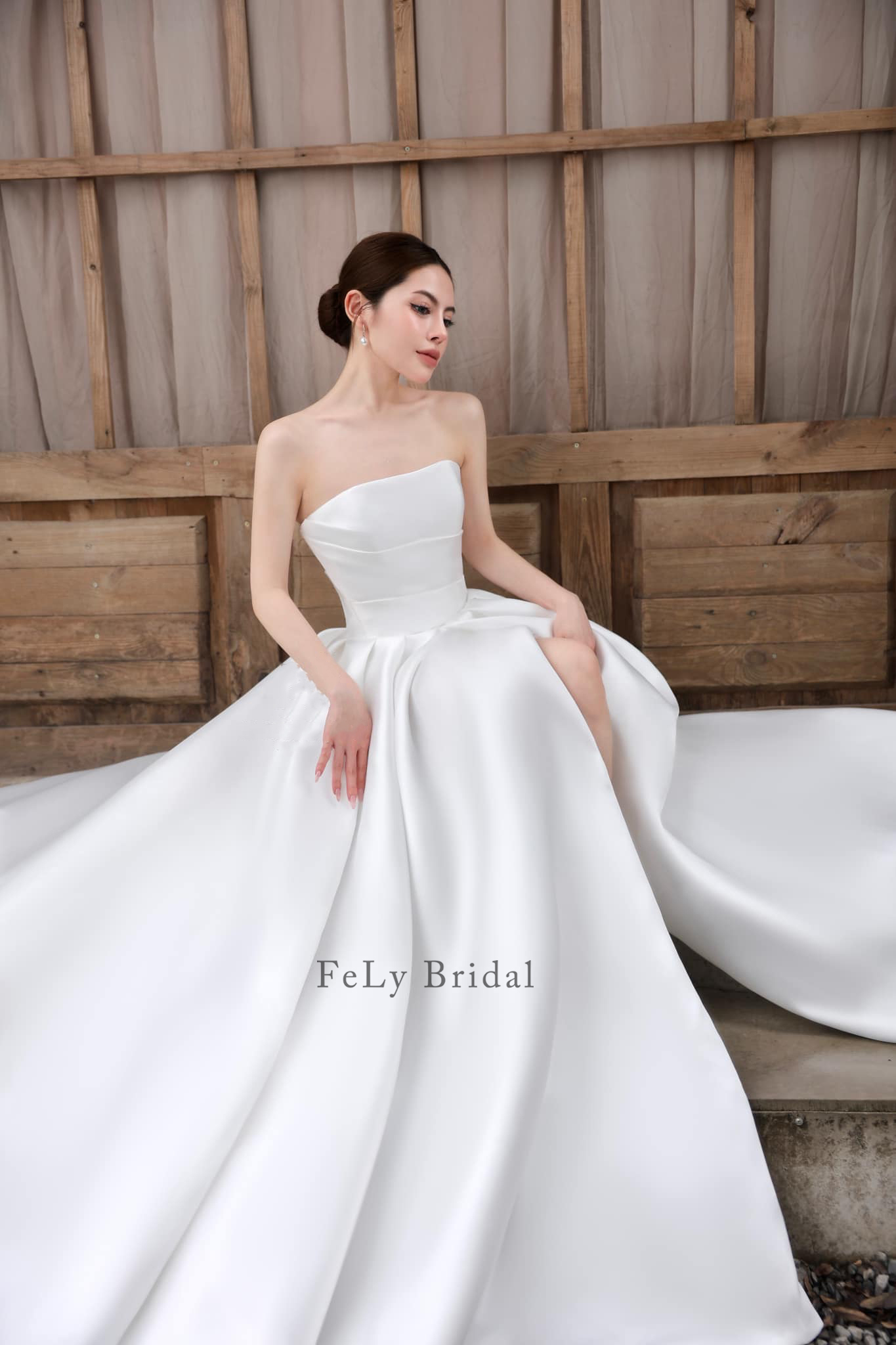 Váy cưới satin trọn có đuôi dài