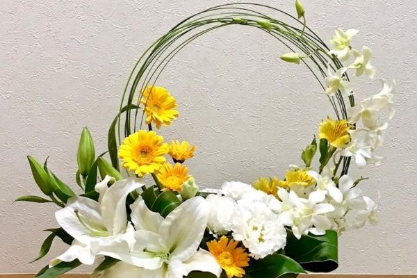 Biến bàn tiệc thành tâm điểm lãng mạn với những khối hoa tròn trịa, đầy sức sống