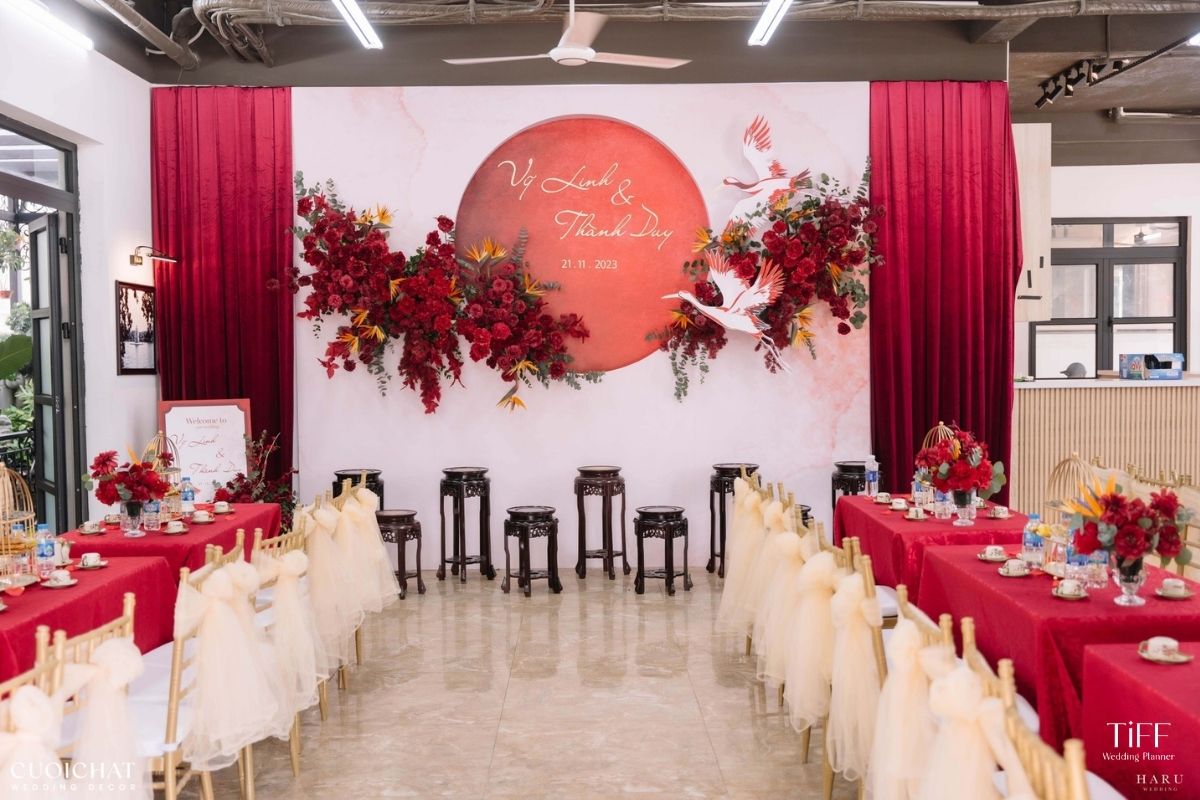 Backdrop được trang trí với hoa thiên điểu.