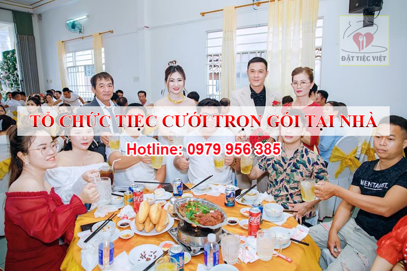 Cuộc họp tư vấn chuyên nghiệp cho các cặp đôi tìm kiếm dịch vụ cưới trọn gói