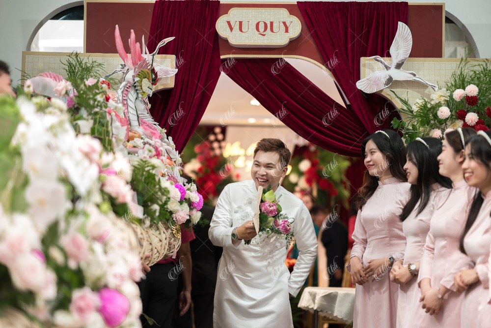 Đoàn nhà trai đến trước cổng nhà gái