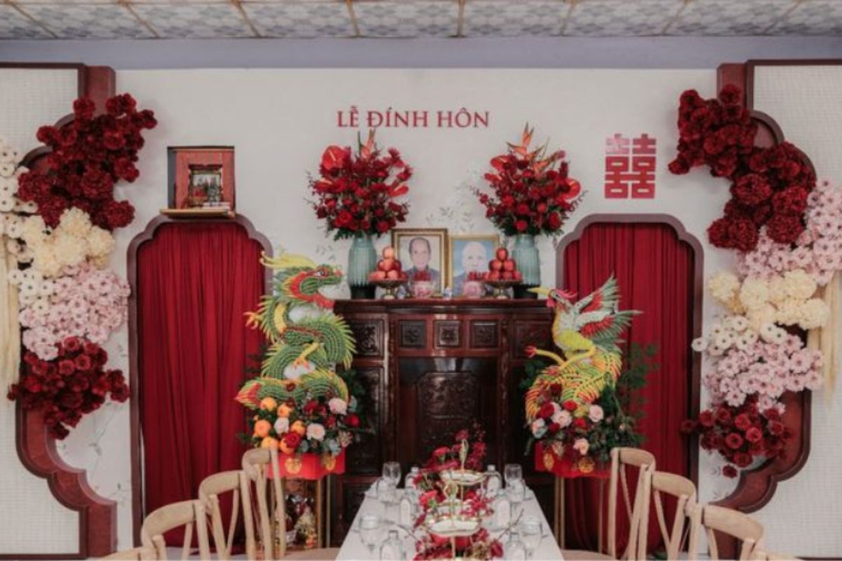 Phông nền đỏ chữ Vu Quy bàn thờ gia tiên.
