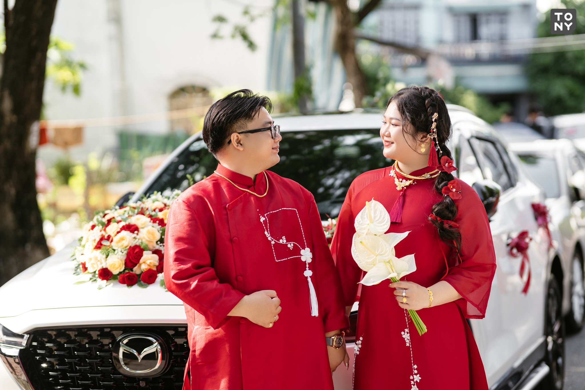 Trang trí xe cưới với hoa hồng