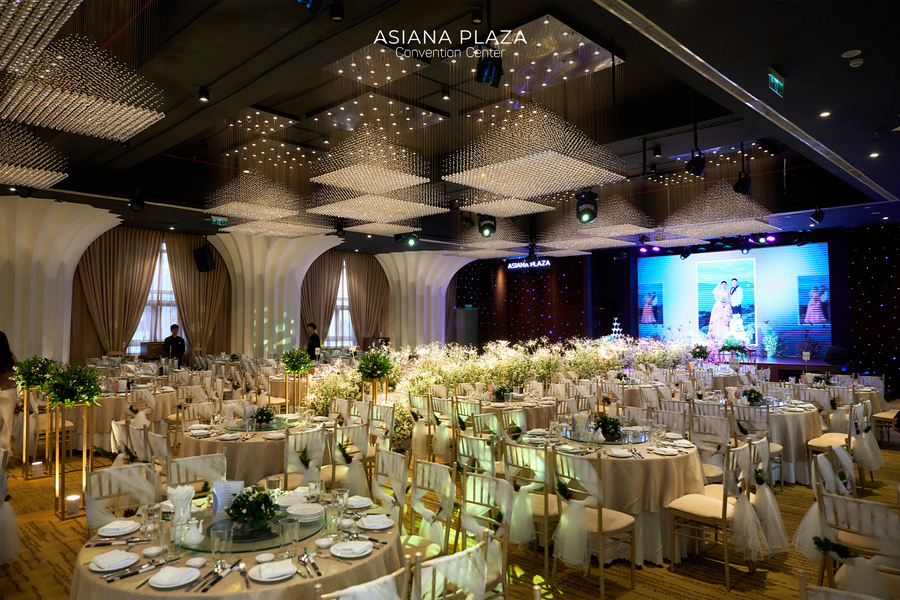 Không gian tiệc cưới tại Asiana Plaza được chú trọng đầu tư bài bản, mang đến diện mạo sang trọng