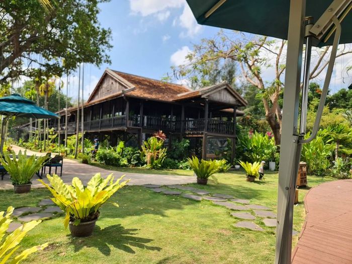 LAgarden Restaurant - Nhà hàng sân vườn xanh mát với hồ nước