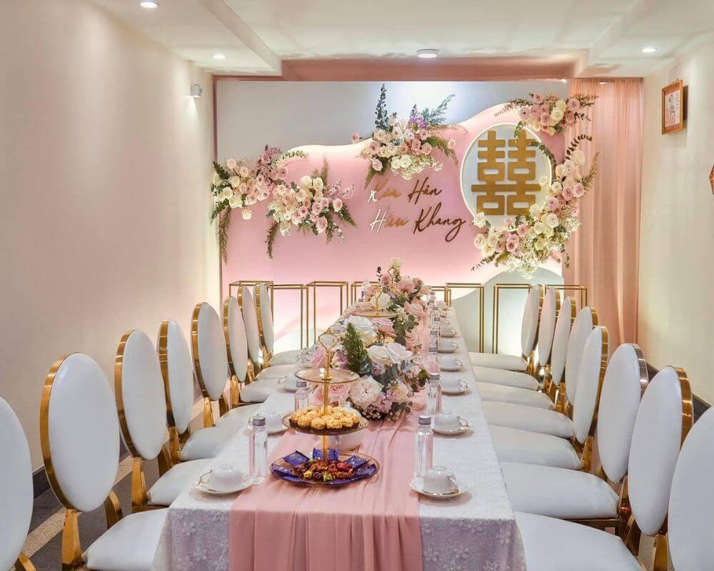 Trang trí bàn ghế cho lễ cưới tại nhà