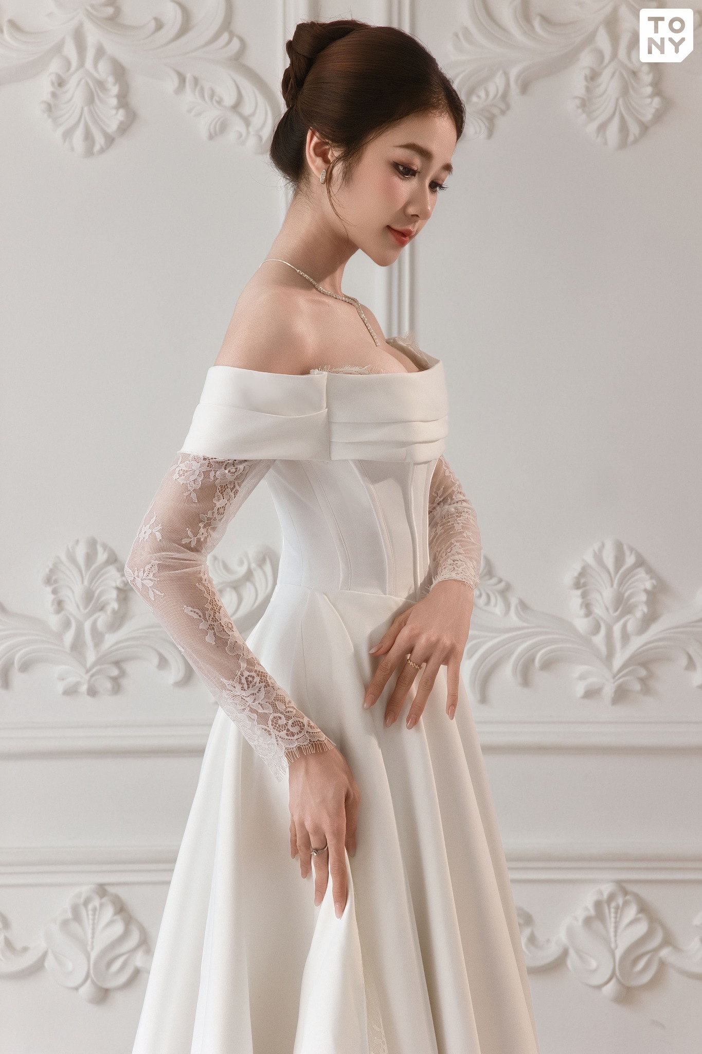 Váy cưới bigsize cổ vuông tôn khuôn mặt