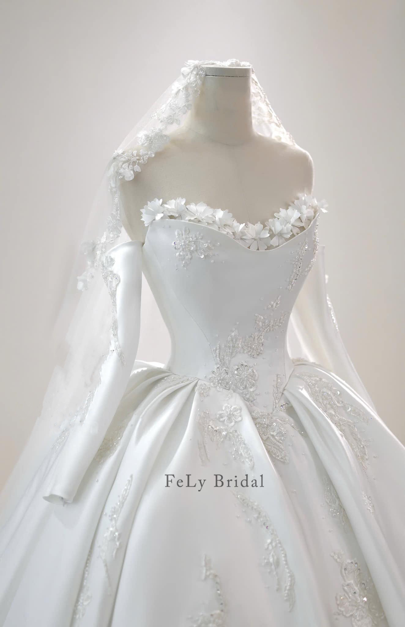 Váy cưới satin trơn tay dài