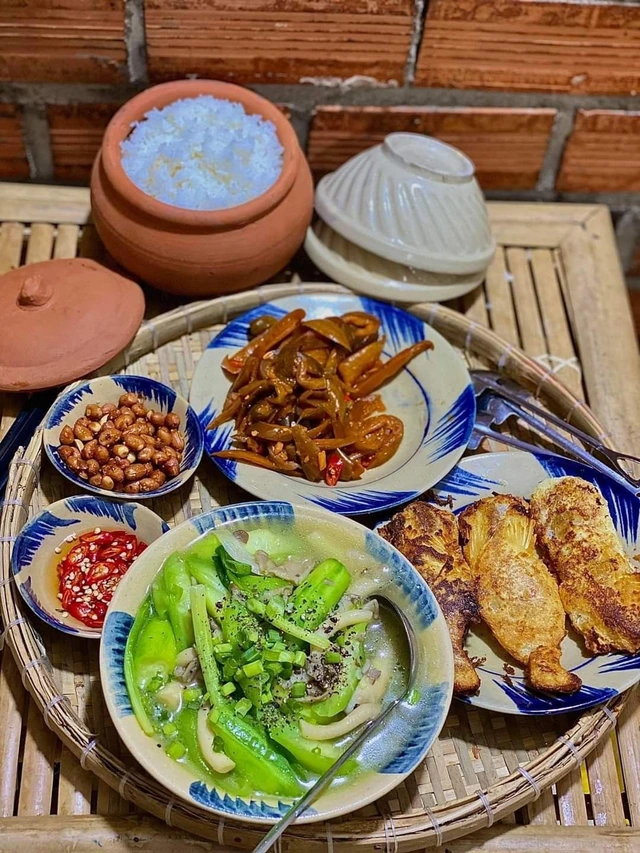 Gà ủ muối hoa tiêu thơm nức — cách nấu chậm giữ trọn vị ngọt của thịt