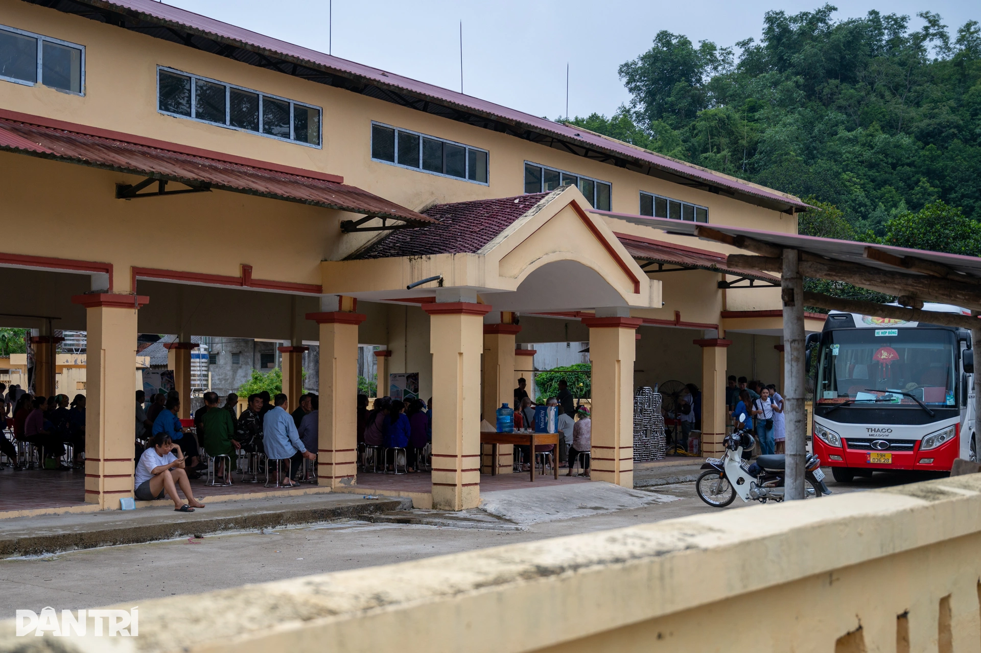 Đoàn đám hỏi mang tráp đến nhà gái