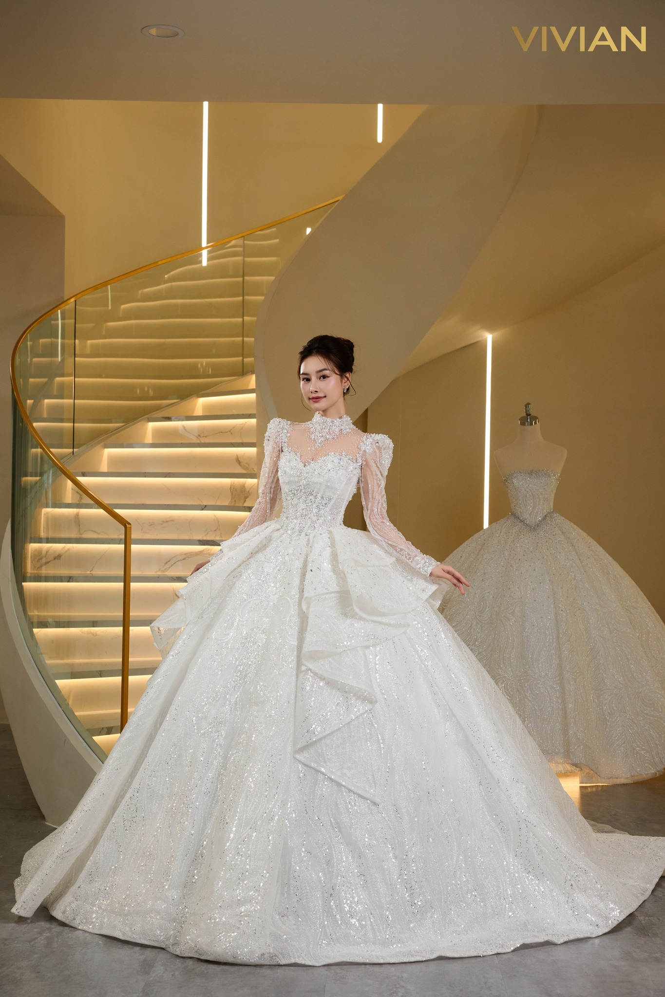 Váy cưới cổ trụ đính kết sang trọng