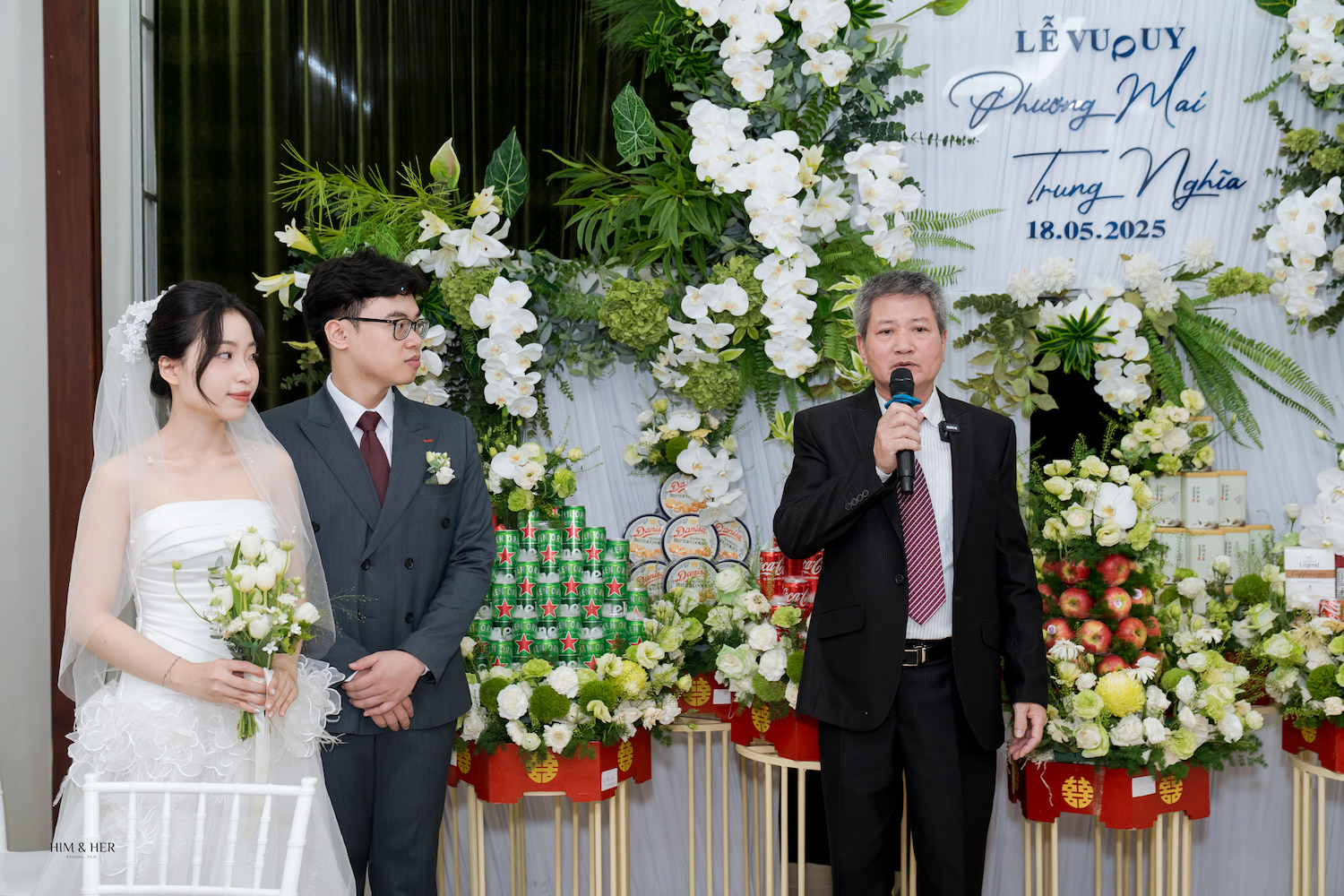 Người đại diện phát biểu trong lễ cưới