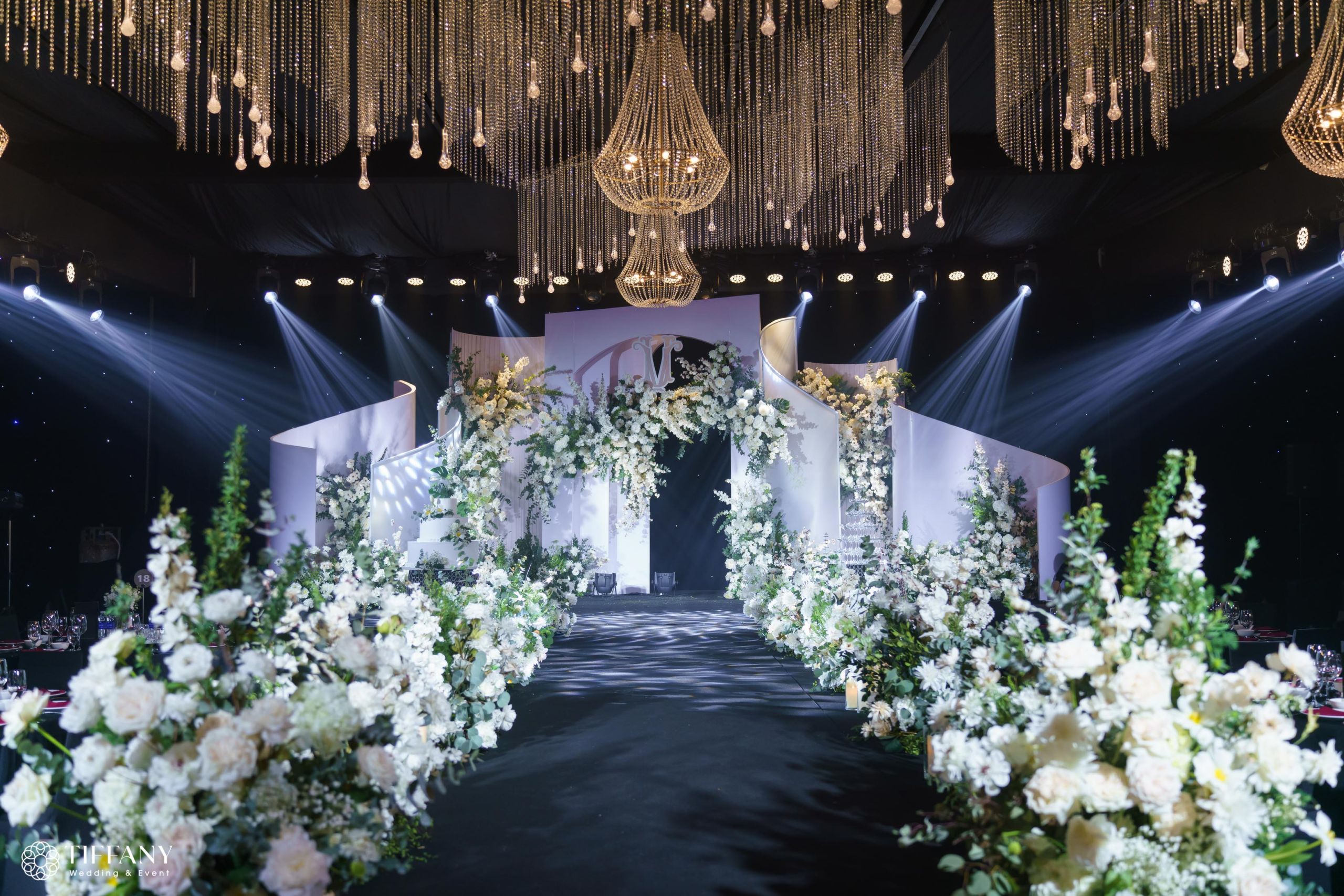 Tiệc cưới L'amour Wedding - đa chất liệu, sáng tạo độc đáo