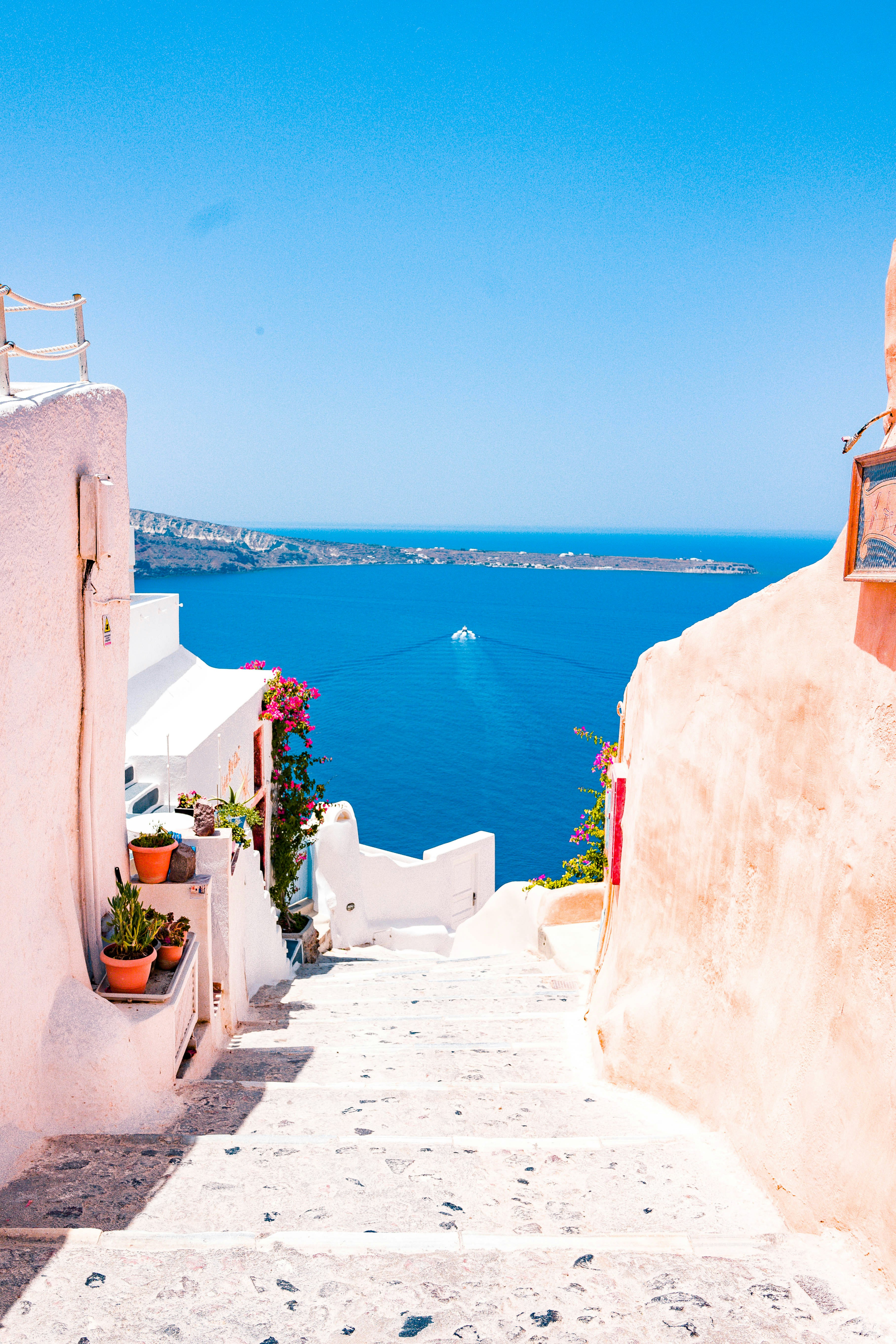 Thị trấn Positano nằm lấp lánh trên vách đá ven biển Amalfi