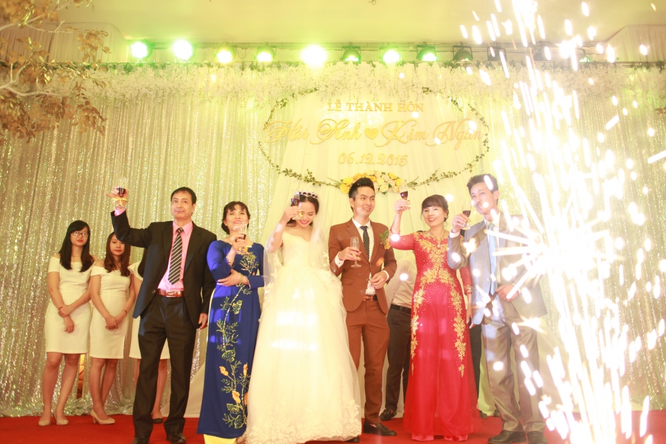 Khoảnh khắc lễ cưới rõ nét