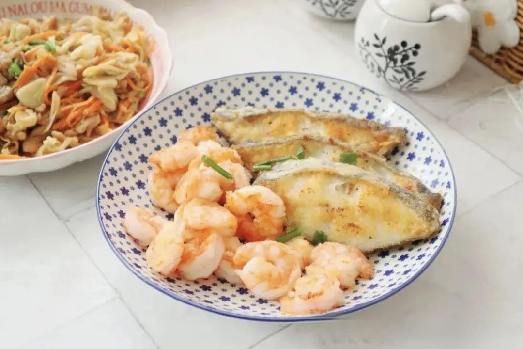 Tôm rang và cá áp chảo muối tiêu