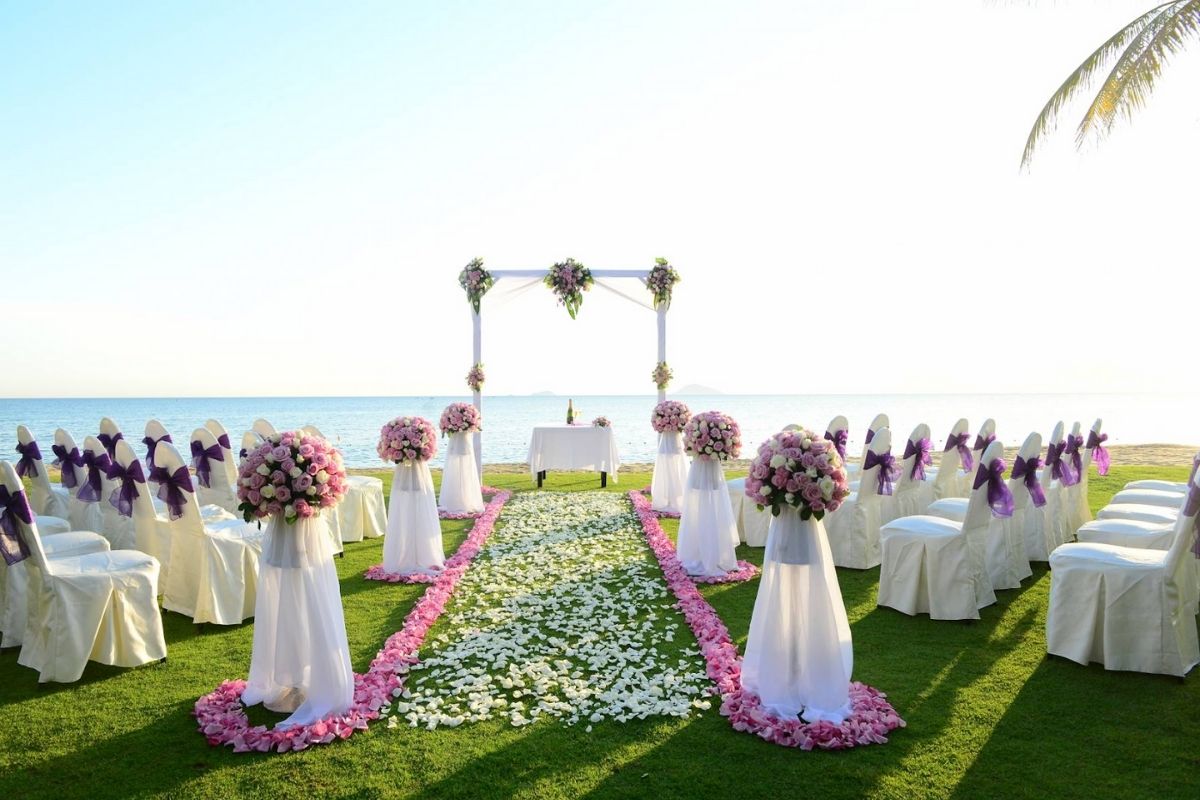 Lối đi rải đầy hoa tạo không gian lãng mạn