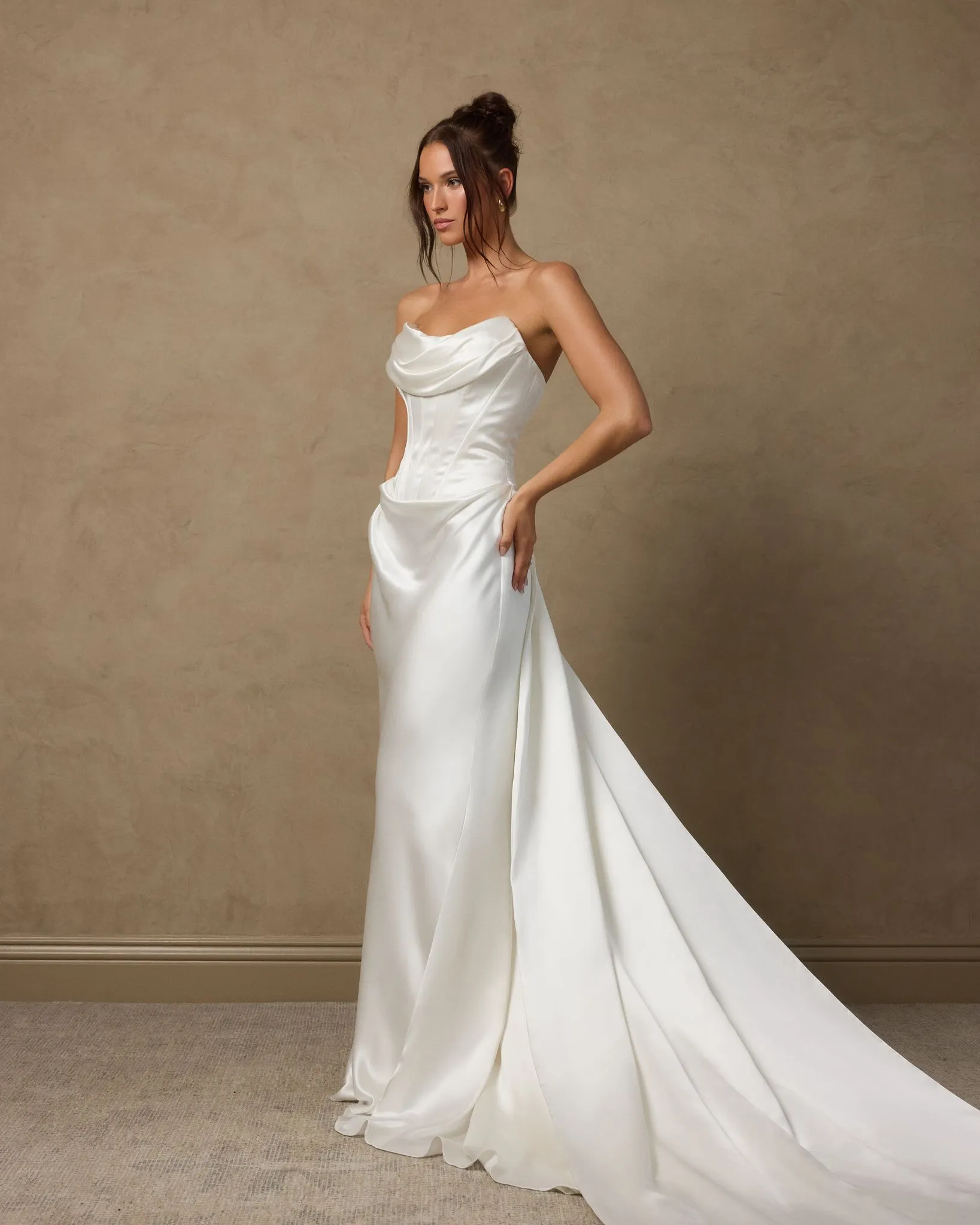 Váy cưới Katherine Tash cùng basque drape