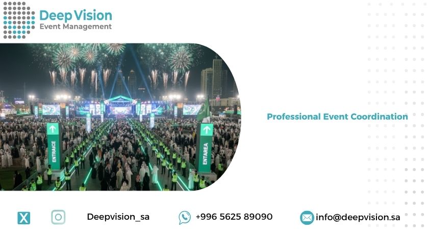 Ban tổ chức sự kiện chuẩn bị các chi tiết cuối cùng trước khi tiệc bắt đầu