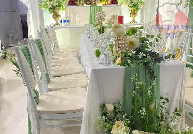 Mẫu trang trí gia tiên tại nhà với tông sáng hiện đại
