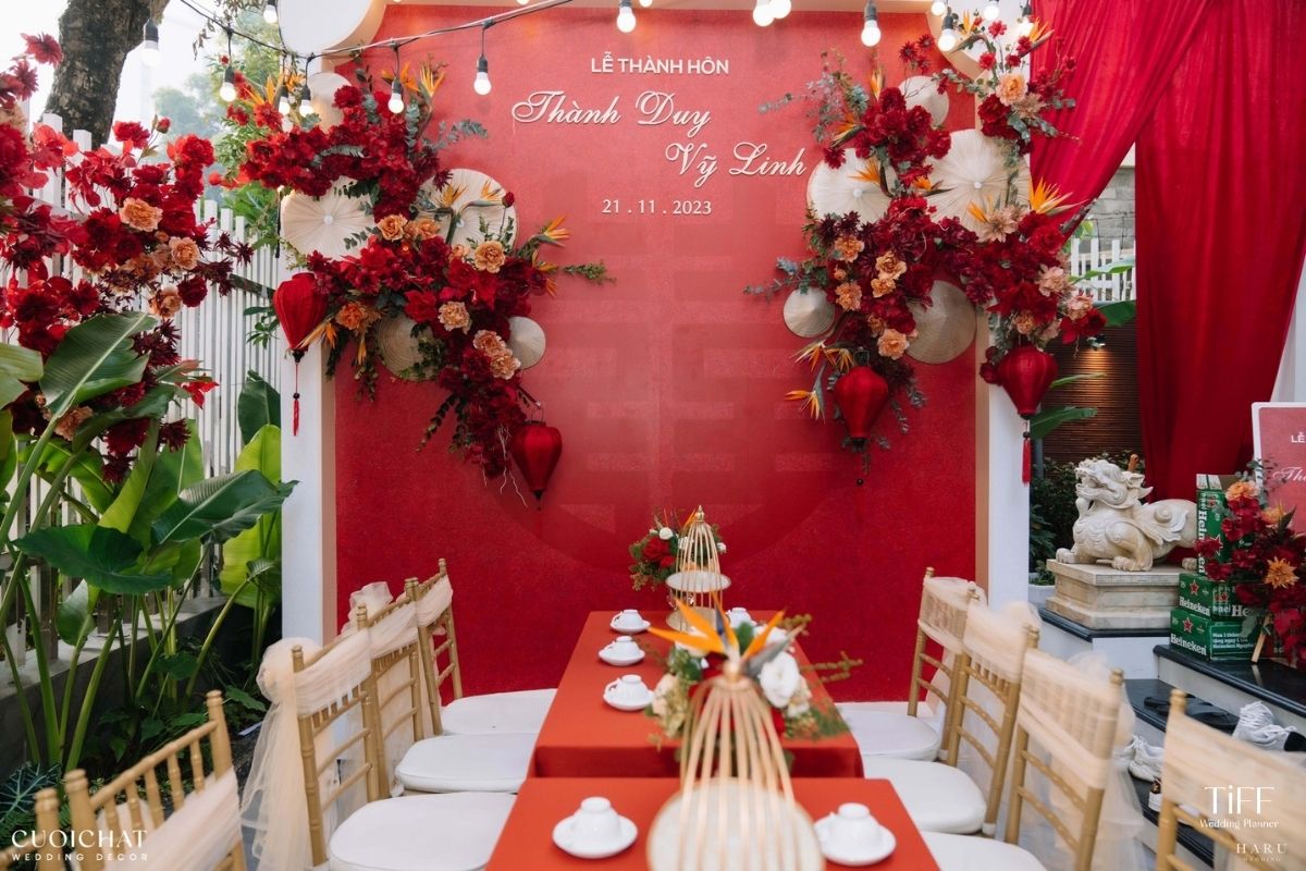 Backdrop được trang trí với hoa thiên điểu.