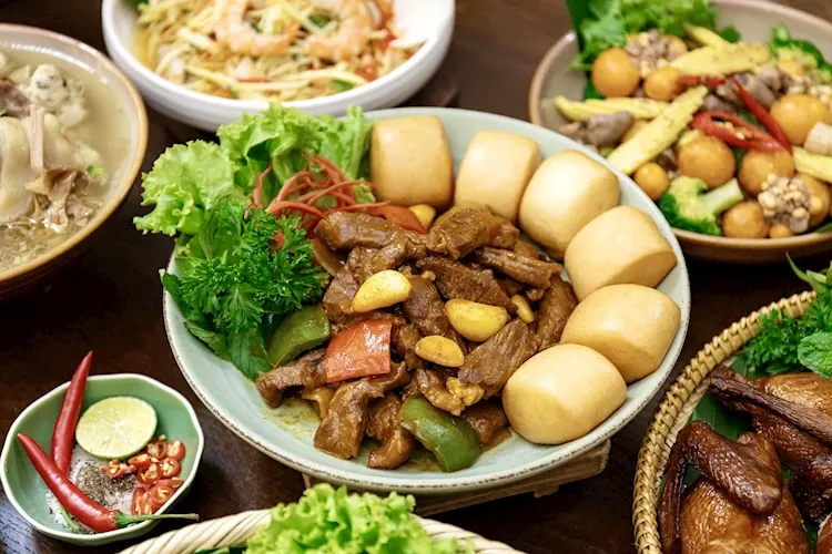Bò sốt tiêu đen kèm bánh bao chiên