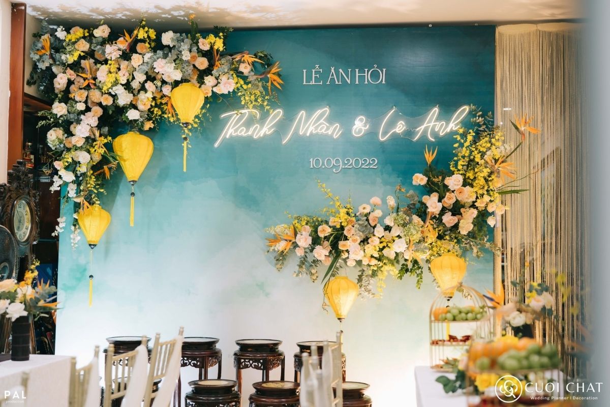 Backdrop được trang trí với hoa thiên điểu.