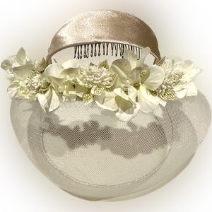 Voan cưới trắng dài đội trên đầu cô dâu