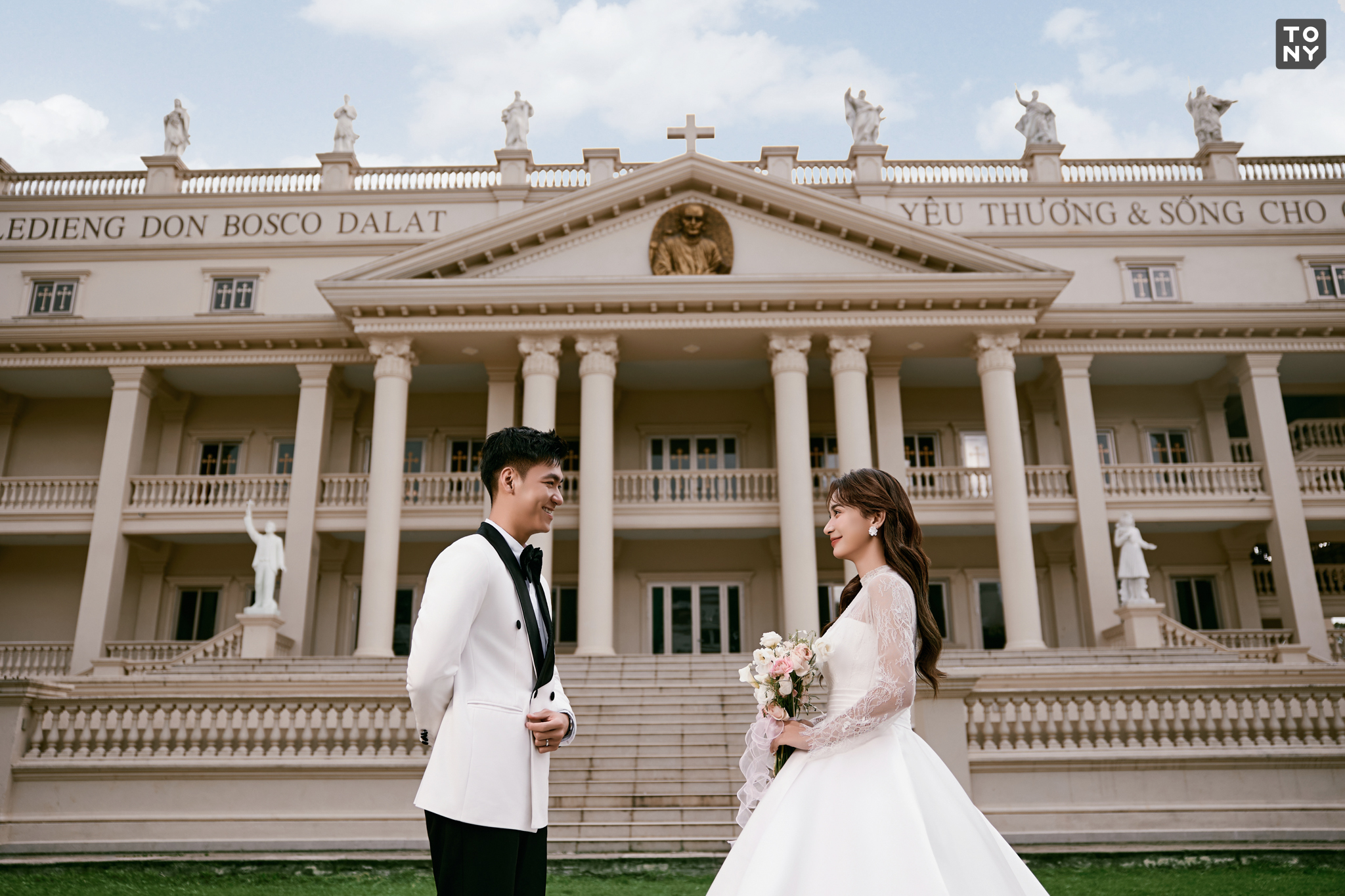 Cặp đôi chụp ảnh cưới tại Đà Lạt với phong cách tự nhiên và nhẹ nhàng