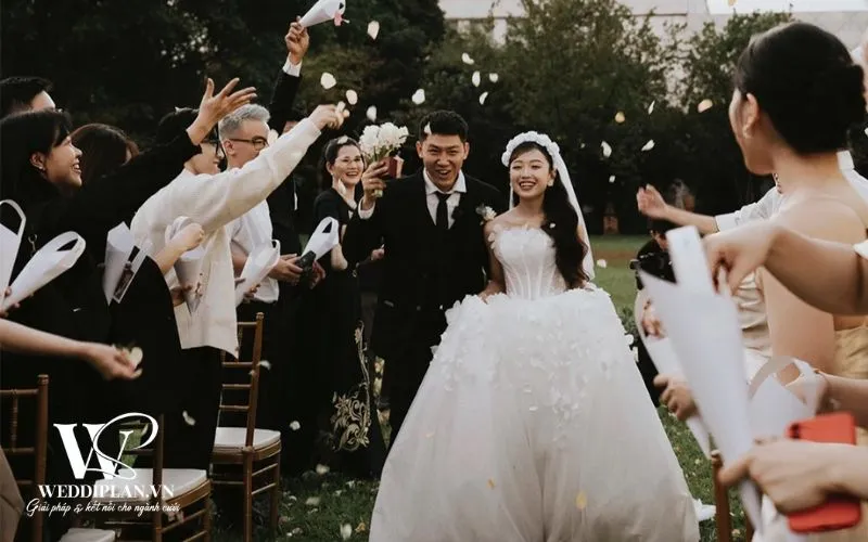 Cặp đôi bàn bạc ngân sách cưới