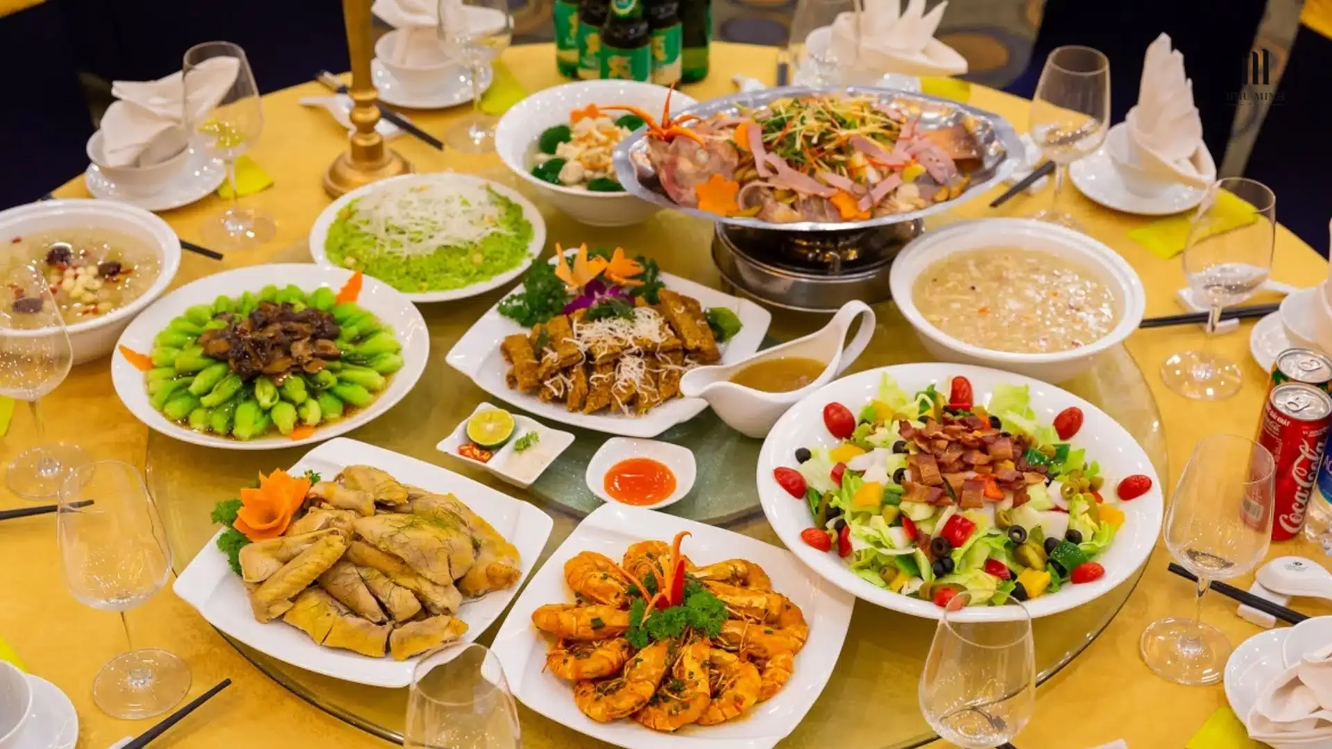 Mâm cỗ chính với các món đặc sắc