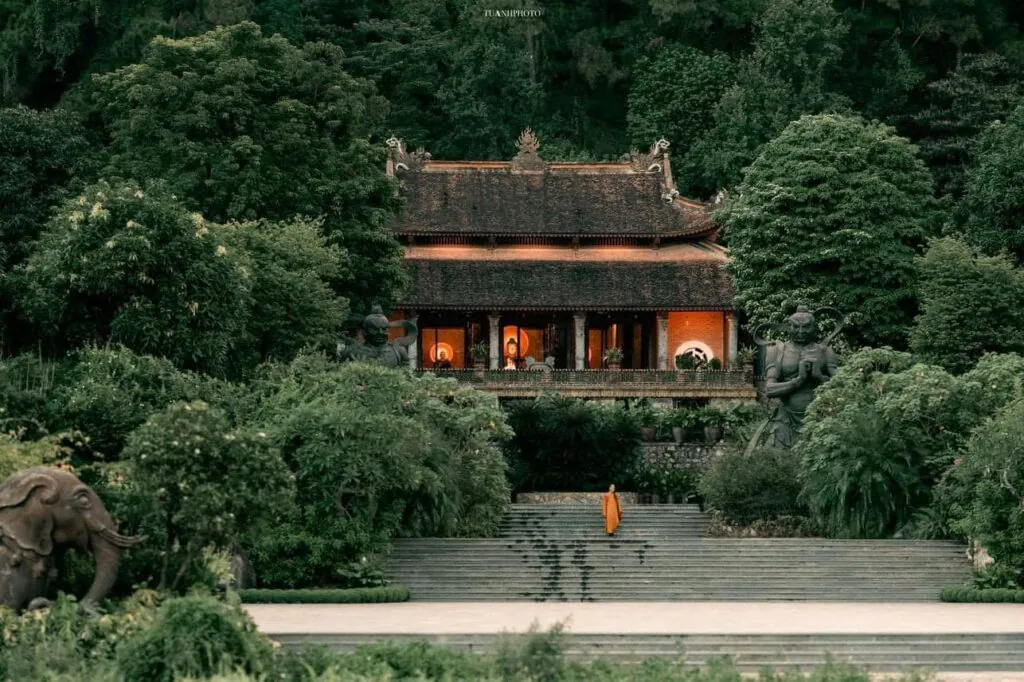 Khung cảnh chùa gần Tràng An, thích hợp kết hợp hành trình tâm linh